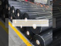 Glatte, wasserdichte Membran mit einer Zugfestigkeit von mindestens 15 MPa, konzipiert als Feuchtigkeitssperre in Dach- und Gründungsprojekten.