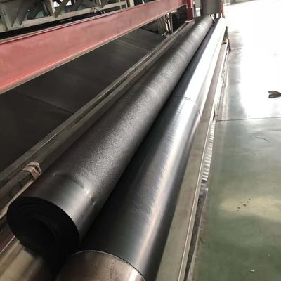 Breite 1 bis 12 Meter Geomembran mit einer Bruchdehnung von mindestens 700 Prozent, geeignet für Teichabdichtungen und Erosionsschutzsysteme