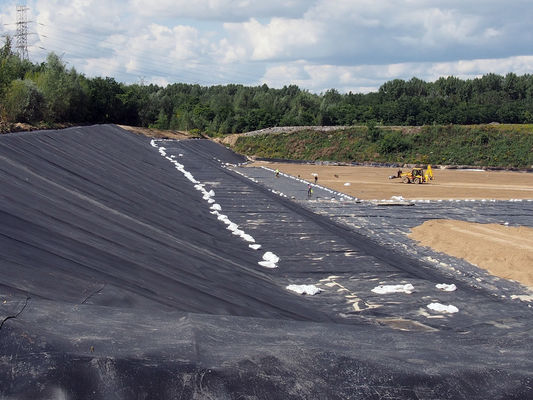 Breite 1 bis 12 Meter Geomembran mit einer Bruchdehnung von mindestens 700 Prozent, geeignet für Teichabdichtungen und Erosionsschutzsysteme