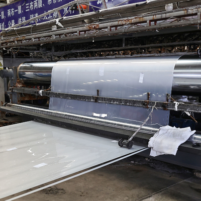Kohlenstoffschwarz Gehalt 2,0-3,0% Reißfestigkeit ≥ 25KN/m Verlängerung beim Bruch ≥ 700% HDPE Geomembran Liner für die Bergbauindustrie