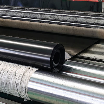 Glatte, wasserdichte Membran mit einer Zugfestigkeit von mindestens 15 MPa, konzipiert als Feuchtigkeitssperre in Dach- und Gründungsprojekten.