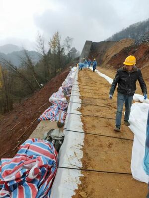 Elongation 10 Prozent Geotextilgewebe mit einer Porenweite von 0,05-0,2 mm, Länge 50-100 m, Material für Drainagesysteme und Bodentrennung