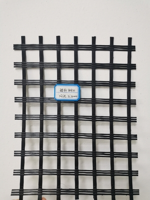 Das Spinnen, Fiberglas Geogrid-Bahnkörper bedeckend, verstärken schwarzes zweiachsiges