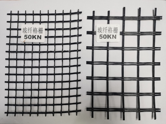 Das Spinnen, Fiberglas Geogrid-Bahnkörper bedeckend, verstärken schwarzes zweiachsiges