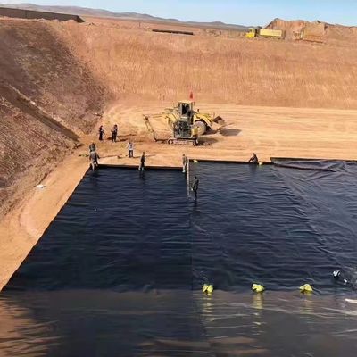 Kohlenstoffschwarz Gehalt 2,0-3,0 Prozent HDPE Geomembran Liner Dicke 0,1-3,0 mm Durchstoßfestigkeit 20N geeignet für industrielle Anwendungen